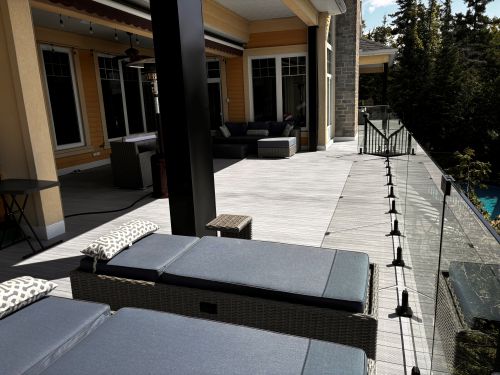 rampe de verre et plancher en aluminium