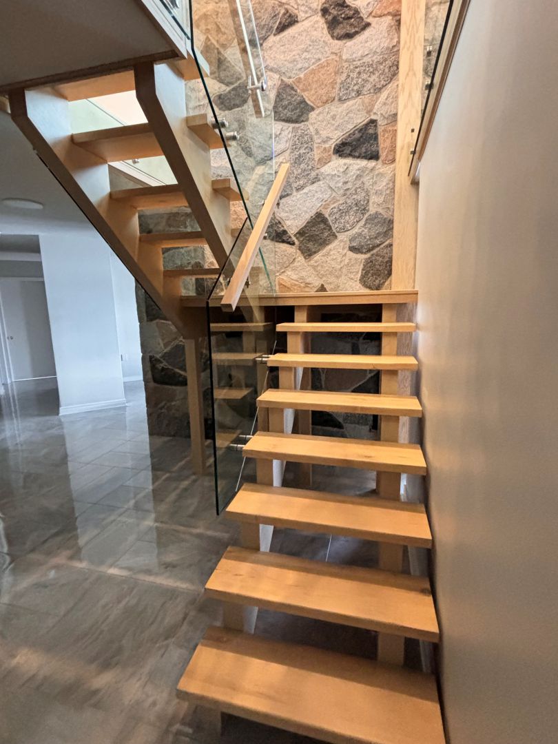 Escalier bois et rampe de verre