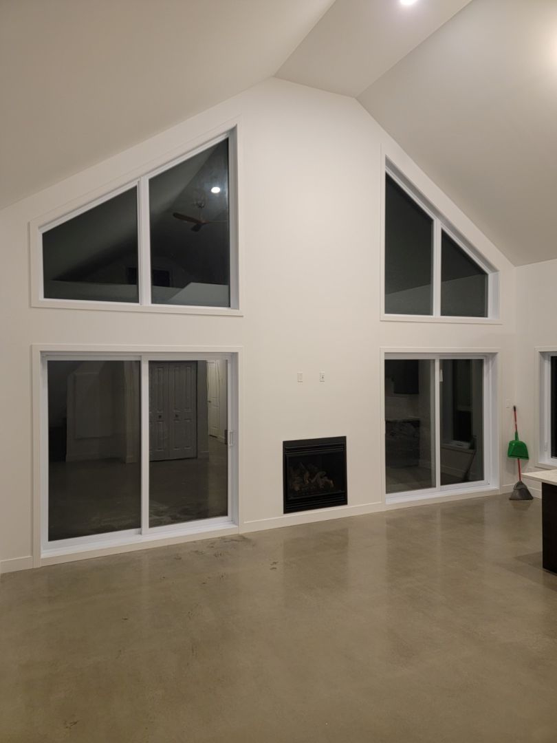 plafond cathdrale avec grande fenestration